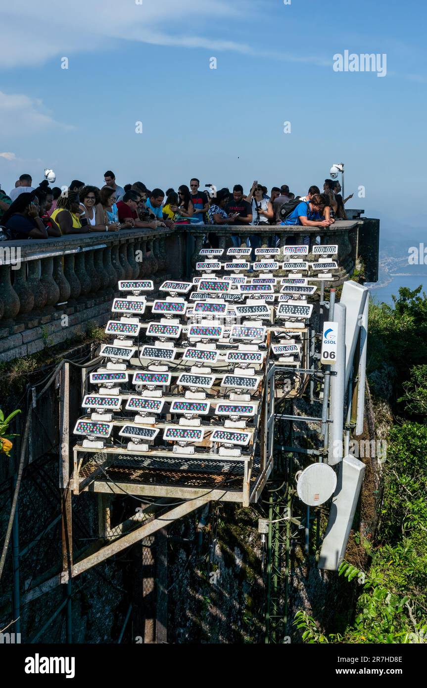 Blick auf das LED-Blitzsystem, das zur Beleuchtung und Projektion detaillierter Bilder auf die Christusstatue auf dem Gipfel des Corcovado verwendet wird. Stockfoto