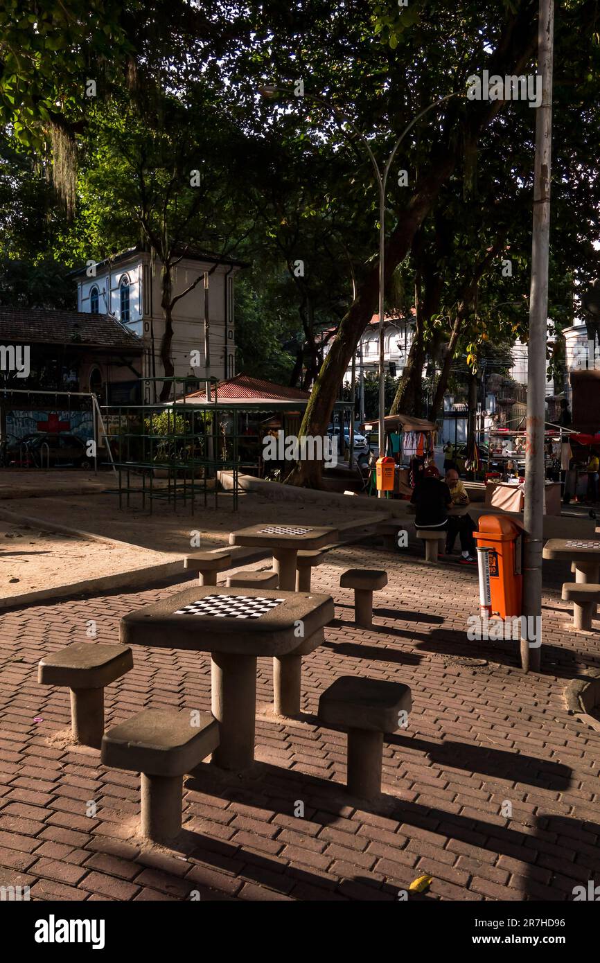 Teilblick auf den Platz Sao Judas Tadeu, nahe dem Bahnhof Cosme Velho Corcovado Rack am späten Nachmittag unter dem sonnigen Sommernachmittag. Stockfoto