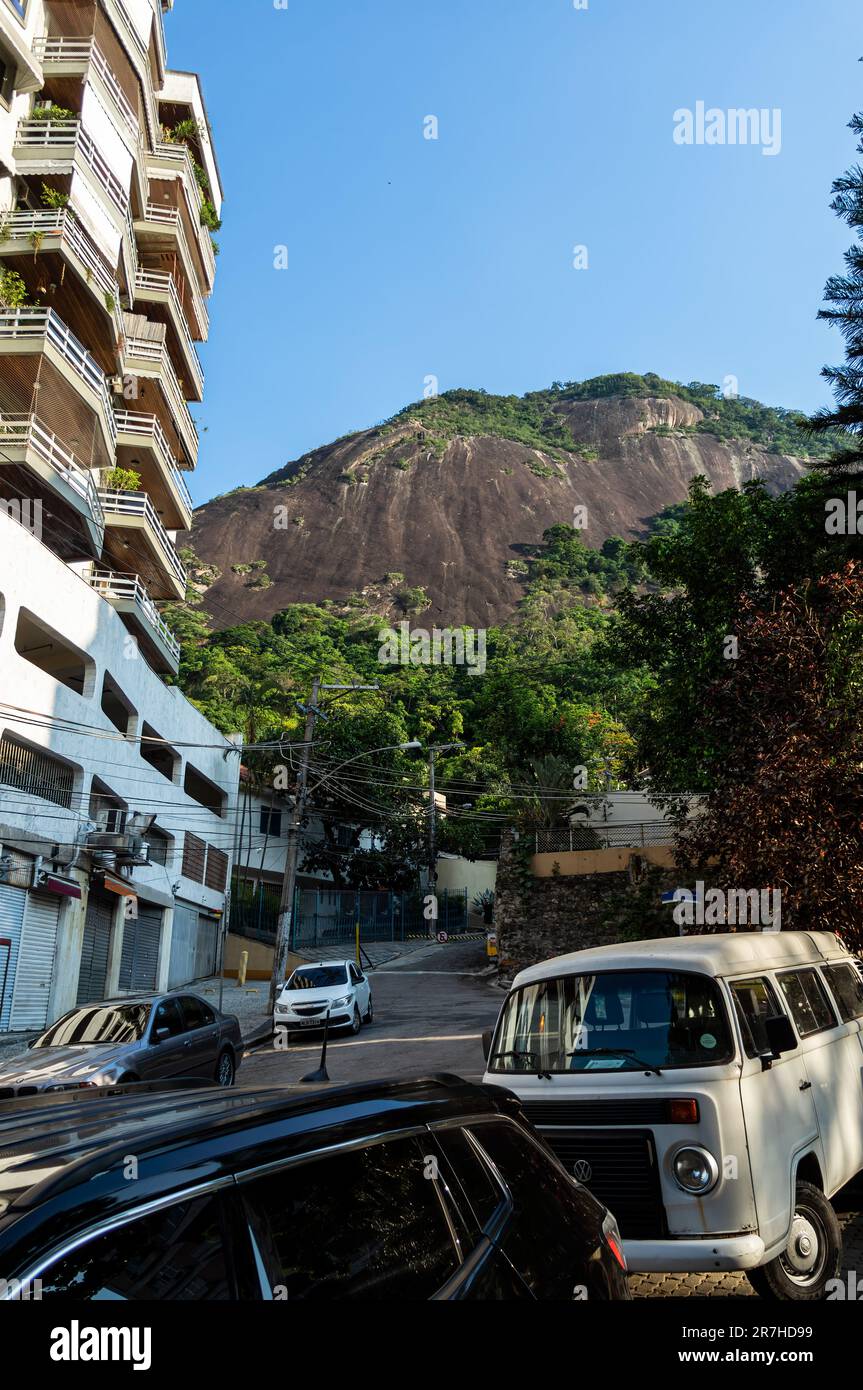 Blick auf die Erere Straße in der Nähe des Sao Judas Tadeu Platzes und des Corcovado Rack Bahnhofs Cosme Velho mit dem Dona Marta Hügel hinten unter blauem Himmel. Stockfoto