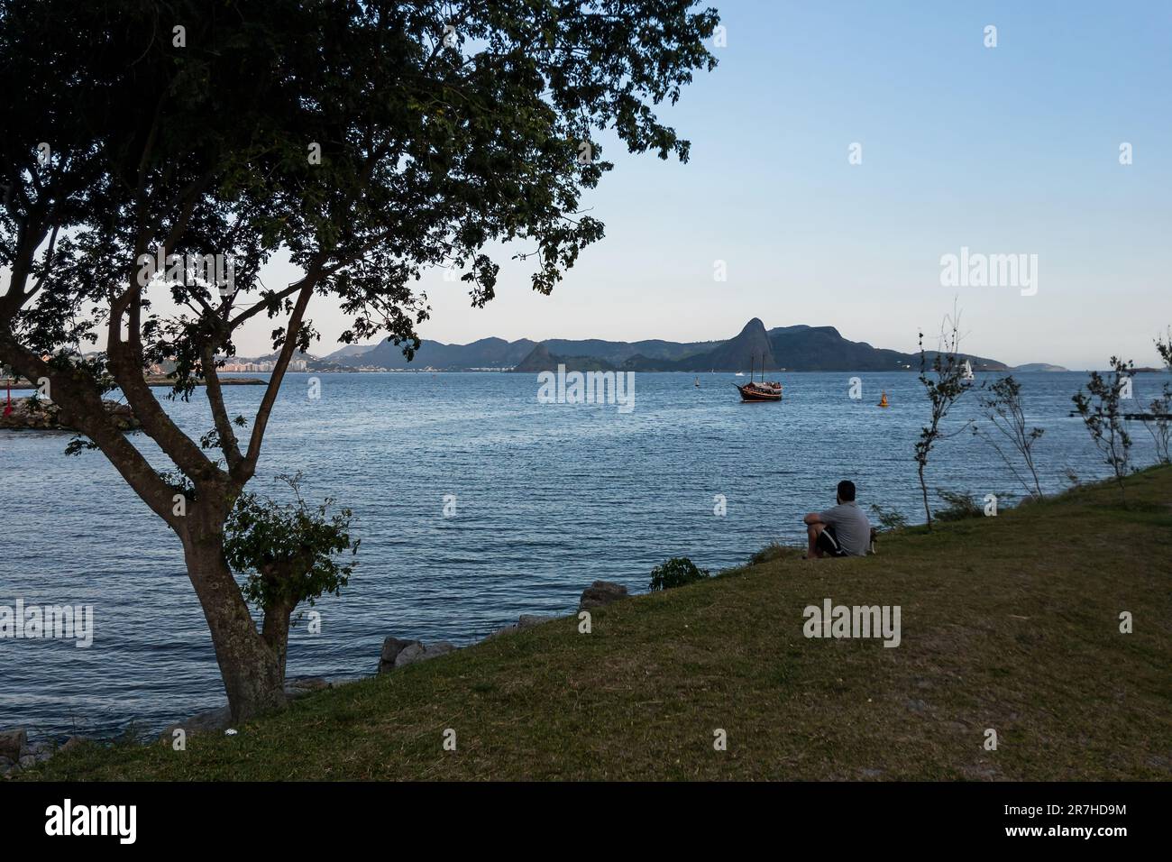 Am späten Nachmittag sehen Sie das Wasser der Guanabara-Bucht von der Gloria Strandküste im Viertel Gloria, nahe Gloria Marina unter klarem blauen Himmel im Sommer. Stockfoto