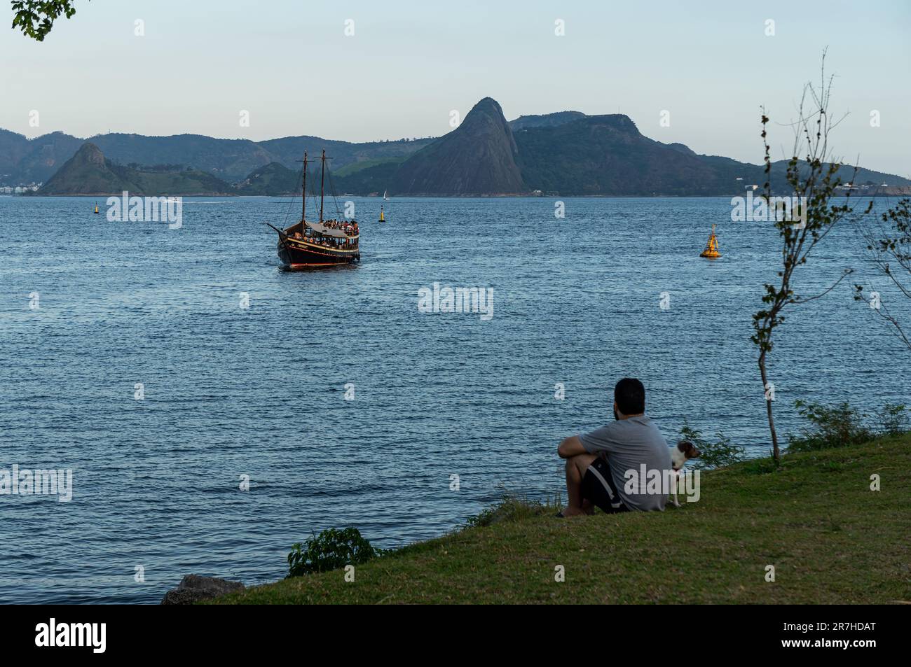 Am späten Nachmittag sehen Sie das Wasser der Guanabara-Bucht von der Gloria Strandküste im Viertel Gloria, nahe Gloria Marina unter blauem Himmel am Sommernachmittag. Stockfoto