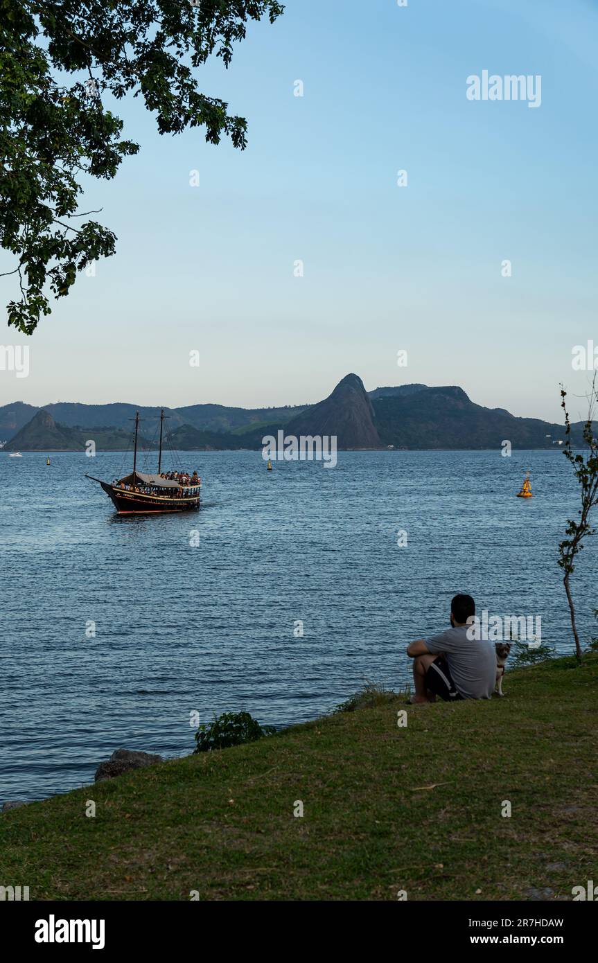 Am späten Nachmittag sehen Sie das Wasser der Guanabara-Bucht von der Gloria Strandküste im Viertel Gloria, nahe Gloria Marina unter blauem Himmel am Sommernachmittag. Stockfoto