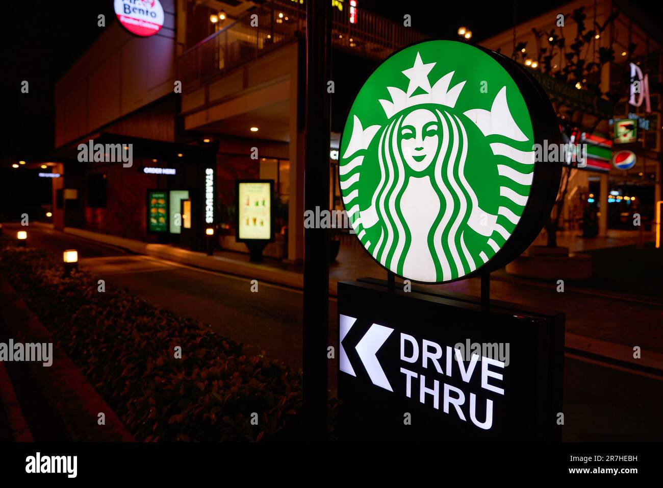 KUALA LUMPUR, MALAYSIA - CA. MÄRZ 2023: Starbucks Drive-Thru-Schild bei Starbucks Coffee in Kuala Lumpur Stockfoto