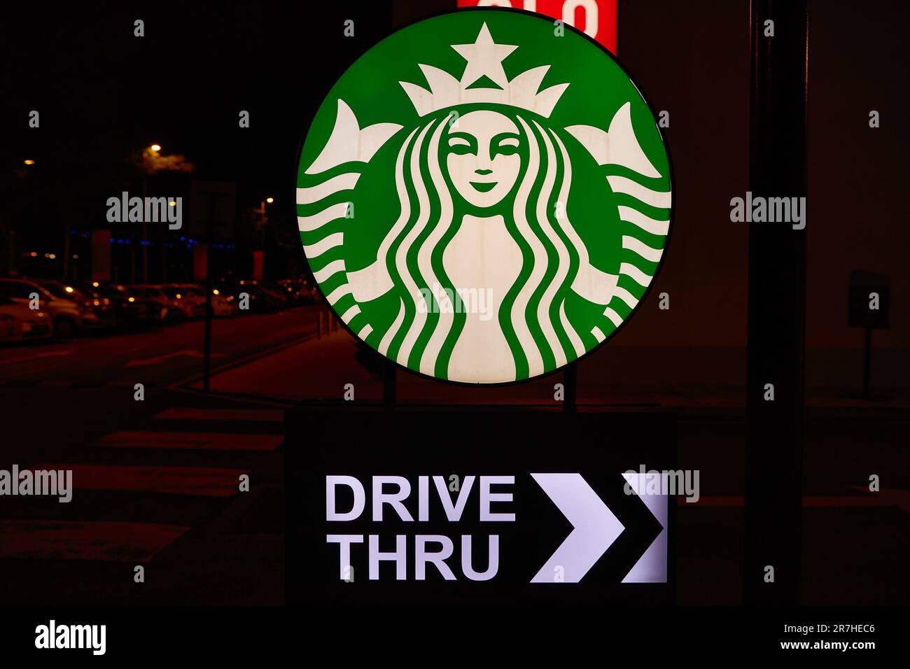 KUALA LUMPUR, MALAYSIA - CA. MÄRZ 2023: Starbucks Drive-Thru-Schild bei Starbucks Coffee in Kuala Lumpur Stockfoto