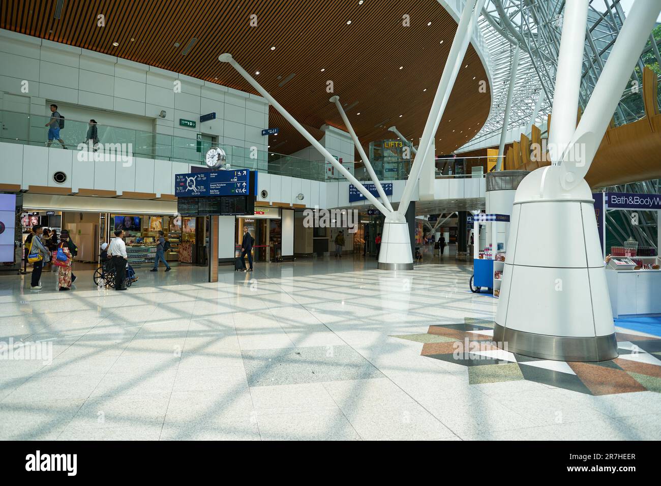 KUALA LUMPUR, MALAYSIA - CA. MÄRZ 2023: Innenaufnahme des Satellitenterminals am Kuala Lumpur International Airport (KLIA). Stockfoto