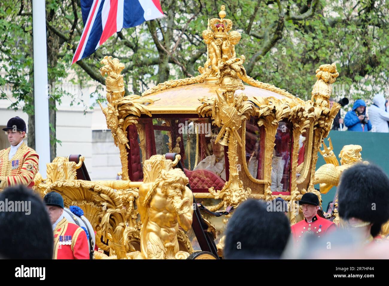 Ihre Majestäten, König Karl III. Und Königin Camilla am Krönungstag, im Gold State Coach auf der Rückfahrt zum Buckingham Palace. Stockfoto