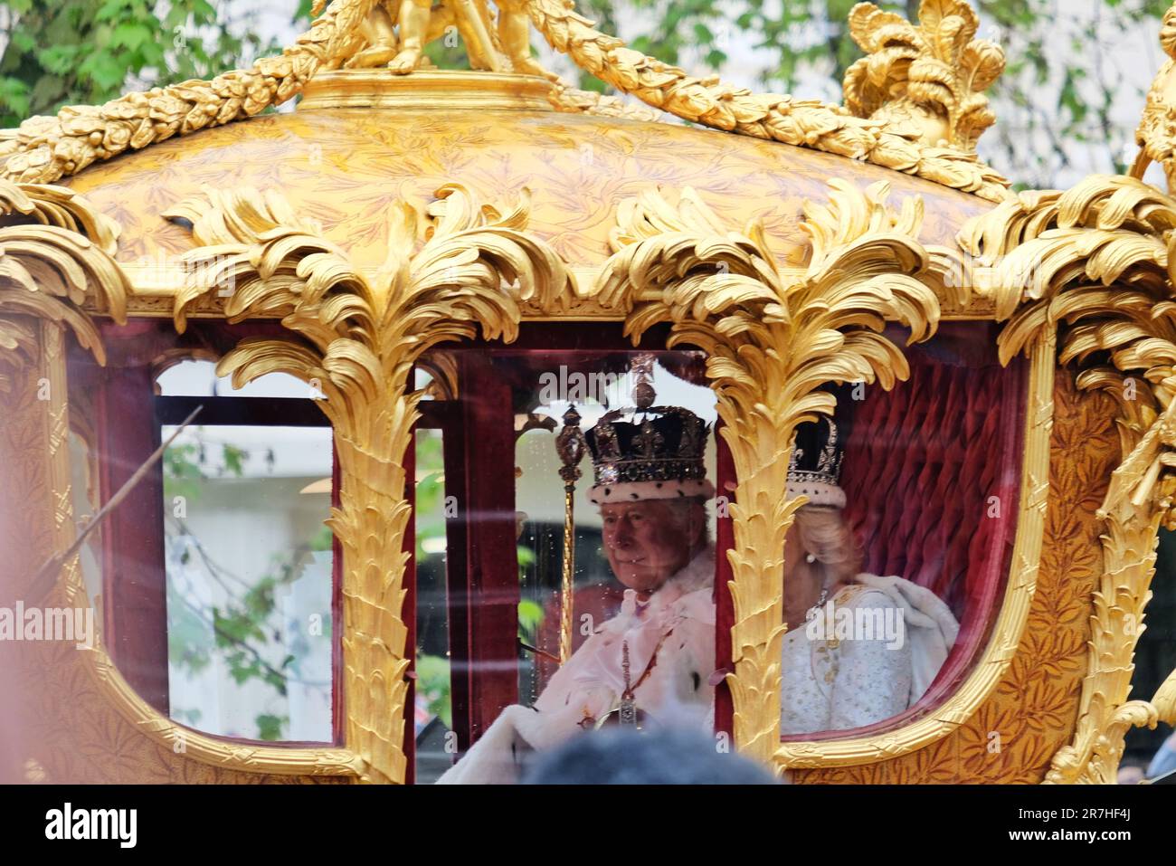 Ihre Majestäten, König Karl III. Und Königin Camilla am Krönungstag, im Gold State Coach auf der Rückfahrt zum Buckingham Palace. Stockfoto