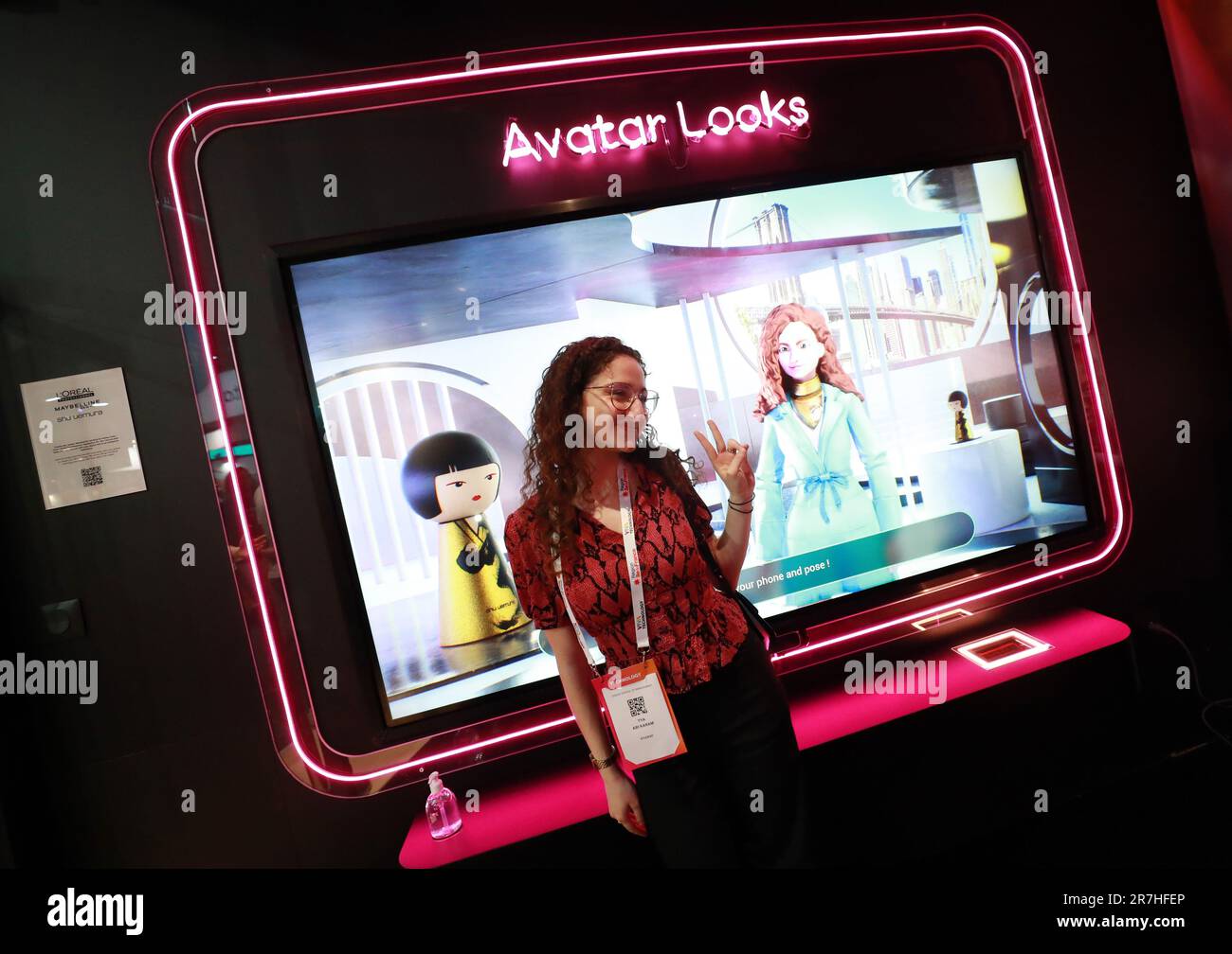 Paris, Frankreich. 15. Juni 2023. Eine Besucherin posiert für ein Foto mit ihrem Avatar auf dem l'Oreal Pavillon auf der VivaTech Technology Start-ups and Innovation Fair in Paris, Frankreich, 15. Juni 2023. Die VivaTech Technologie-Start-ups und Innovationsmesse 2023 startete hier am Mittwoch und wird bis Samstag dauern und mehr als 2.500 Aussteller anziehen. VivaTech ist der weltweite Treffpunkt für Start-ups und Führungskräfte, um Innovationen und die Kraft der Technologie bei der Transformation von Unternehmen und Gesellschaft zu feiern. Kredit: Gao Jing/Xinhua/Alamy Live News Stockfoto