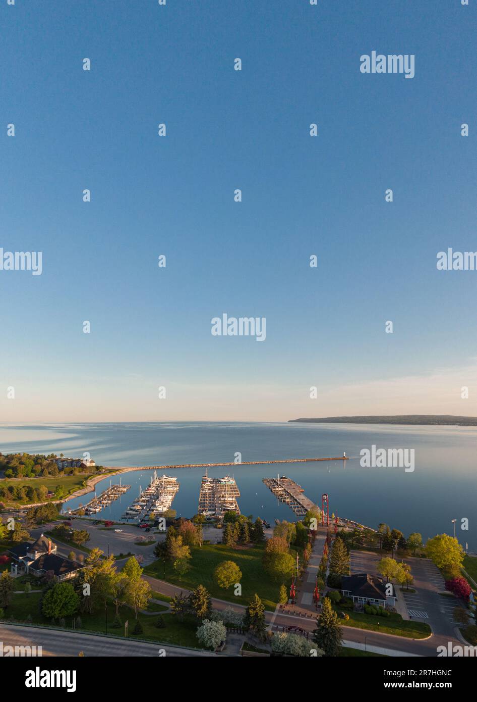 Luftaufnahme des Yachthafens in Petoskey an einem Sommermorgen Stockfoto
