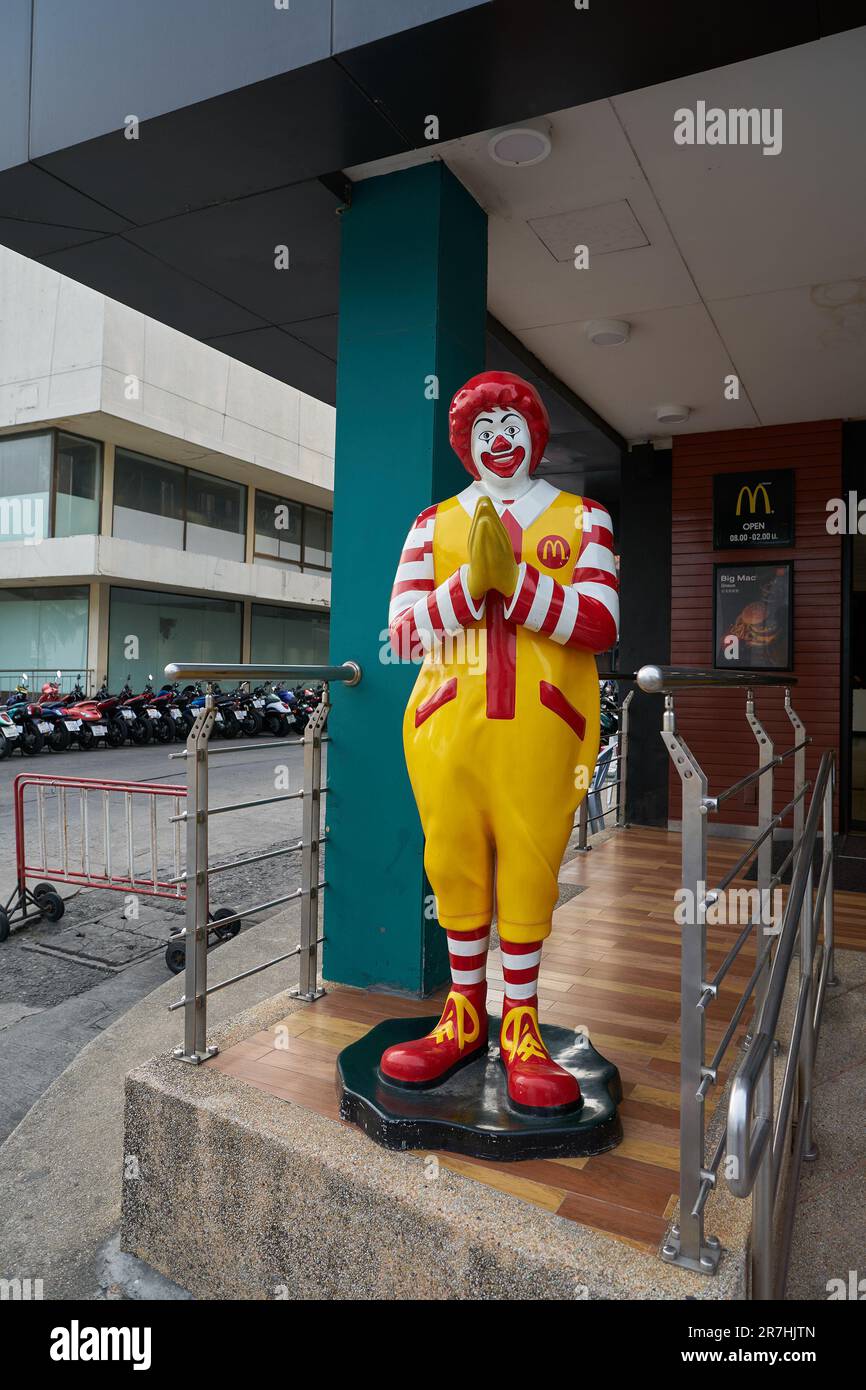 PATTAYA, THAILAND - CIRCA APRIL 2023: Lebensgroße Ronald McDonald Statue begrüßt Gäste mit traditioneller thailändischer Begrüßung im McDonald's Restaurant Stockfoto