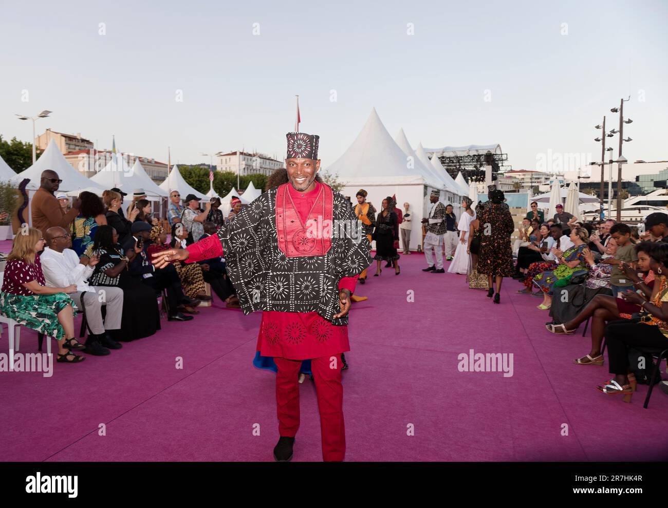 Cannes, 2023. 25. Mai 2023. Ein Modell von Serge Crozon präsentiert die Sammlung von Issa Sorogo bei einem Cocktailempfang, der von der Botschaft Nigerias in Frankreich ausgerichtet wird Stockfoto