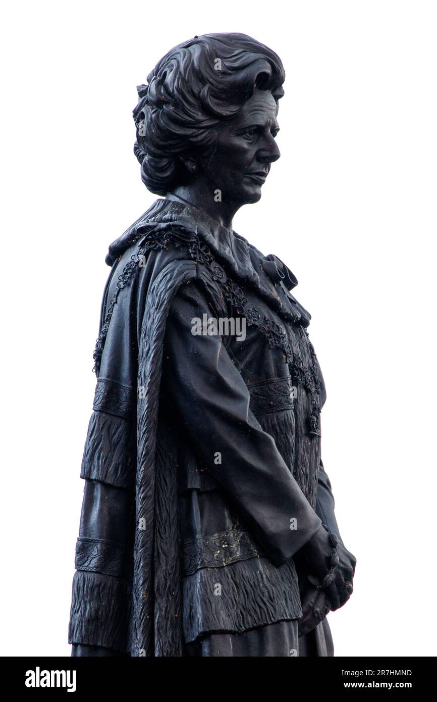 Die Statue von Margaret Thatcher steht in ihrem Geburtsort, der Stadt Grantham in Lincolnshire, England. Die Statue ist 10 Fuß 6 Zoll hoch, in Bronze gegossen und zeigt die verstorbene britische Premierministerin Baronin Thatcher, gekleidet in den zeremoniellen Gewändern des House of Lords. Die Statue wurde verwüstet, ist aber unbeschädigt abgebildet. Stockfoto