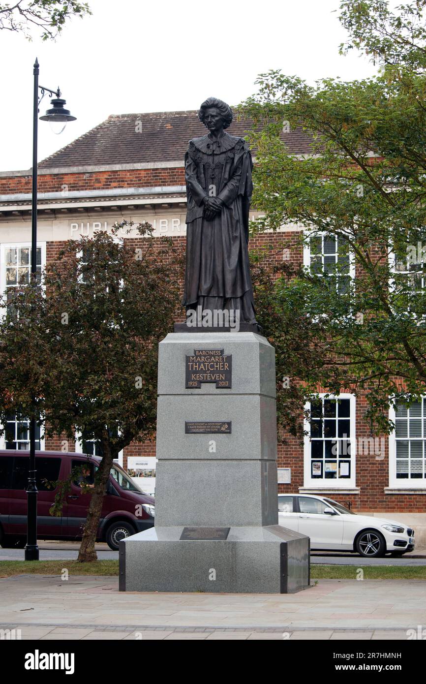 Die Statue von Margaret Thatcher steht in ihrem Geburtsort, der Stadt Grantham in Lincolnshire, England. Die Statue ist 10 Fuß 6 Zoll hoch, in Bronze gegossen und zeigt die verstorbene britische Premierministerin Baronin Thatcher, gekleidet in den zeremoniellen Gewändern des House of Lords. Die Statue wurde verwüstet, ist aber unbeschädigt abgebildet. Stockfoto