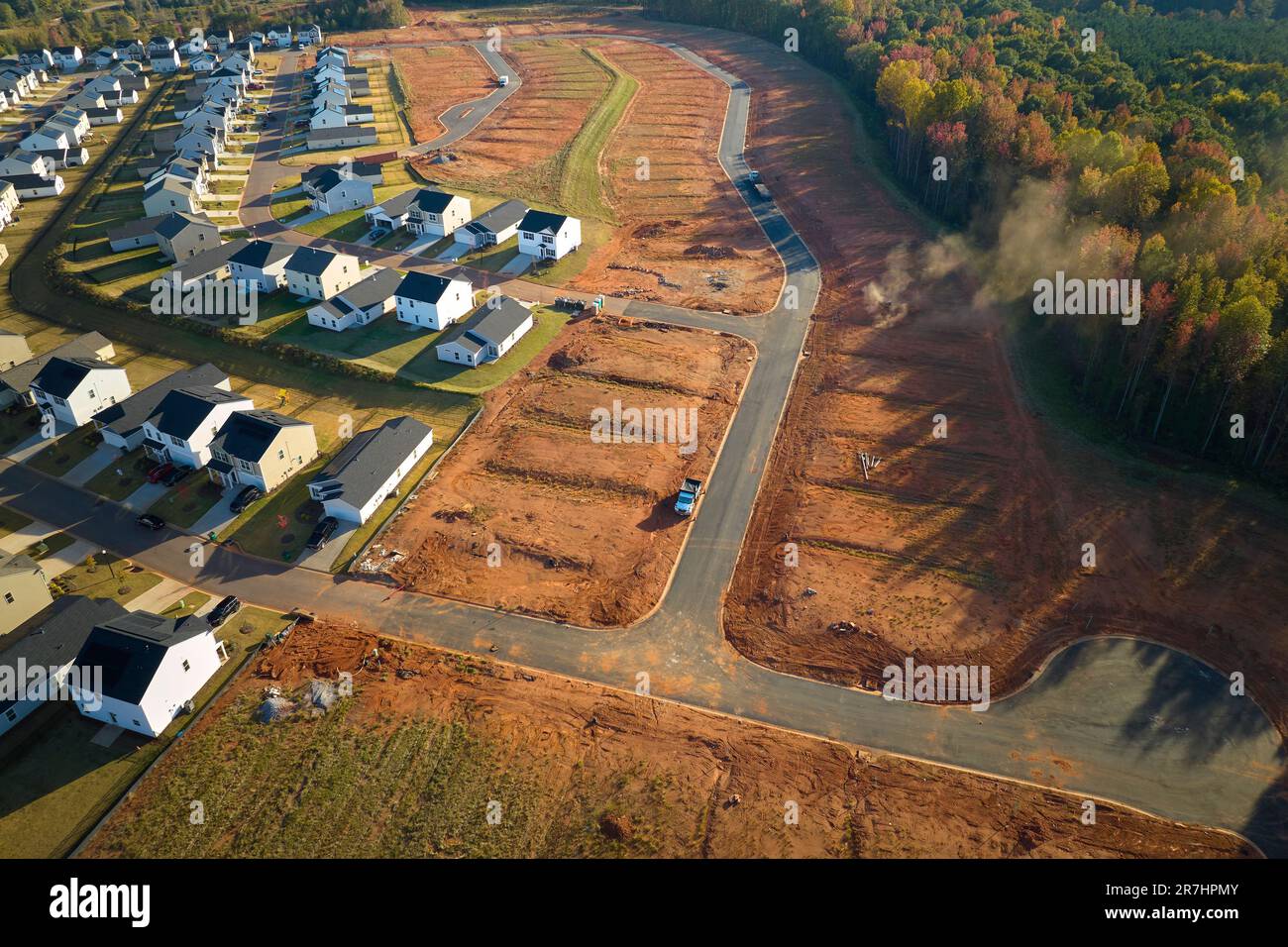 Immobilienentwicklung mit dicht gelegenen Familienhäusern, die im Vorstadtbereich von South Carolina gebaut werden. Konzept wachsender amerikanischer Vororte. Stockfoto