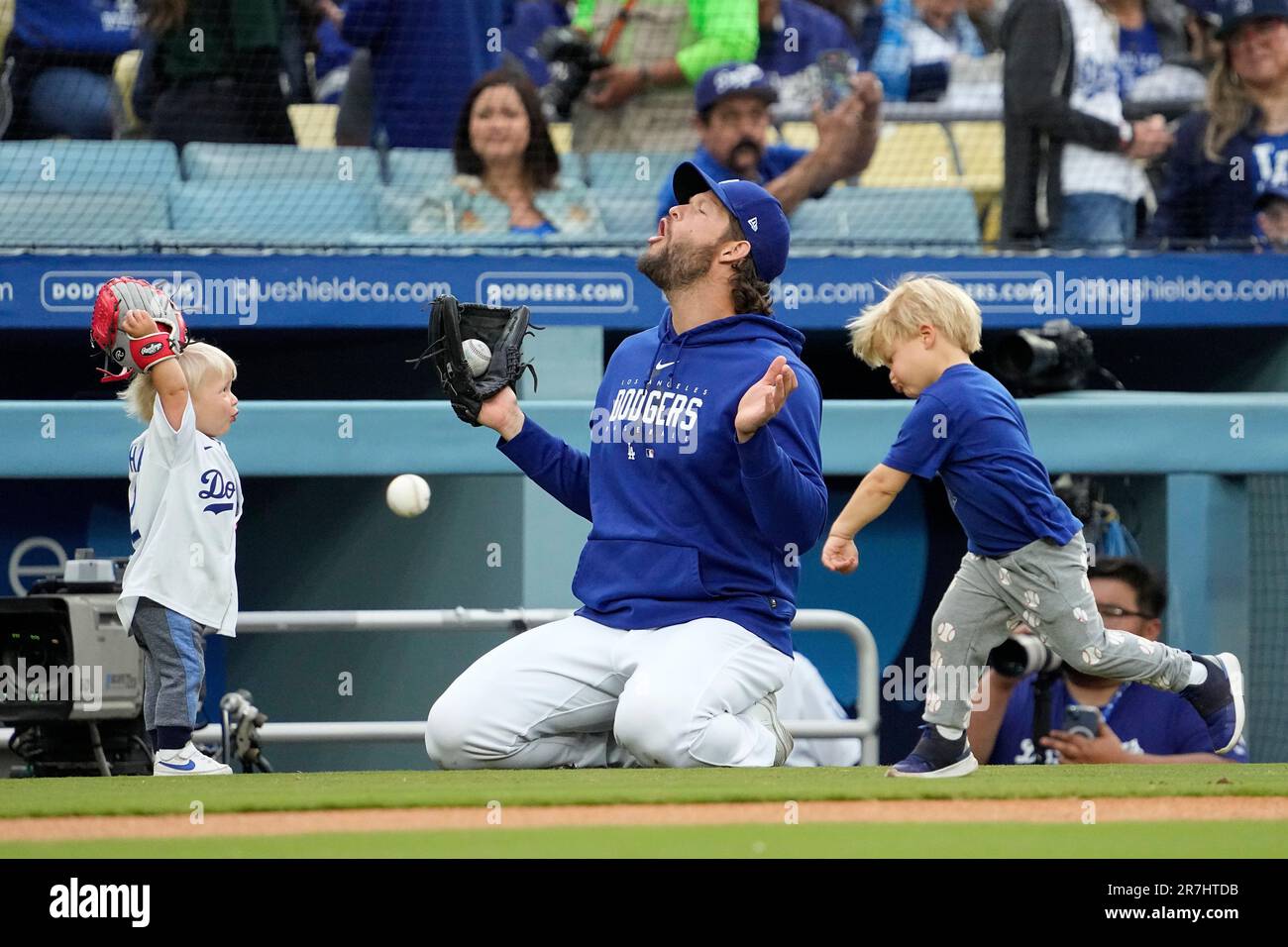 Los Angeles Dodgers' Clayton Kershaw, center, plays with his kids, Chance, left, and Cooper prior to a baseball game against the Chicago White Sox Thursday, June 15, 2023, in Los Angeles. (AP Photo/Mark J. Terrill) Stockfoto