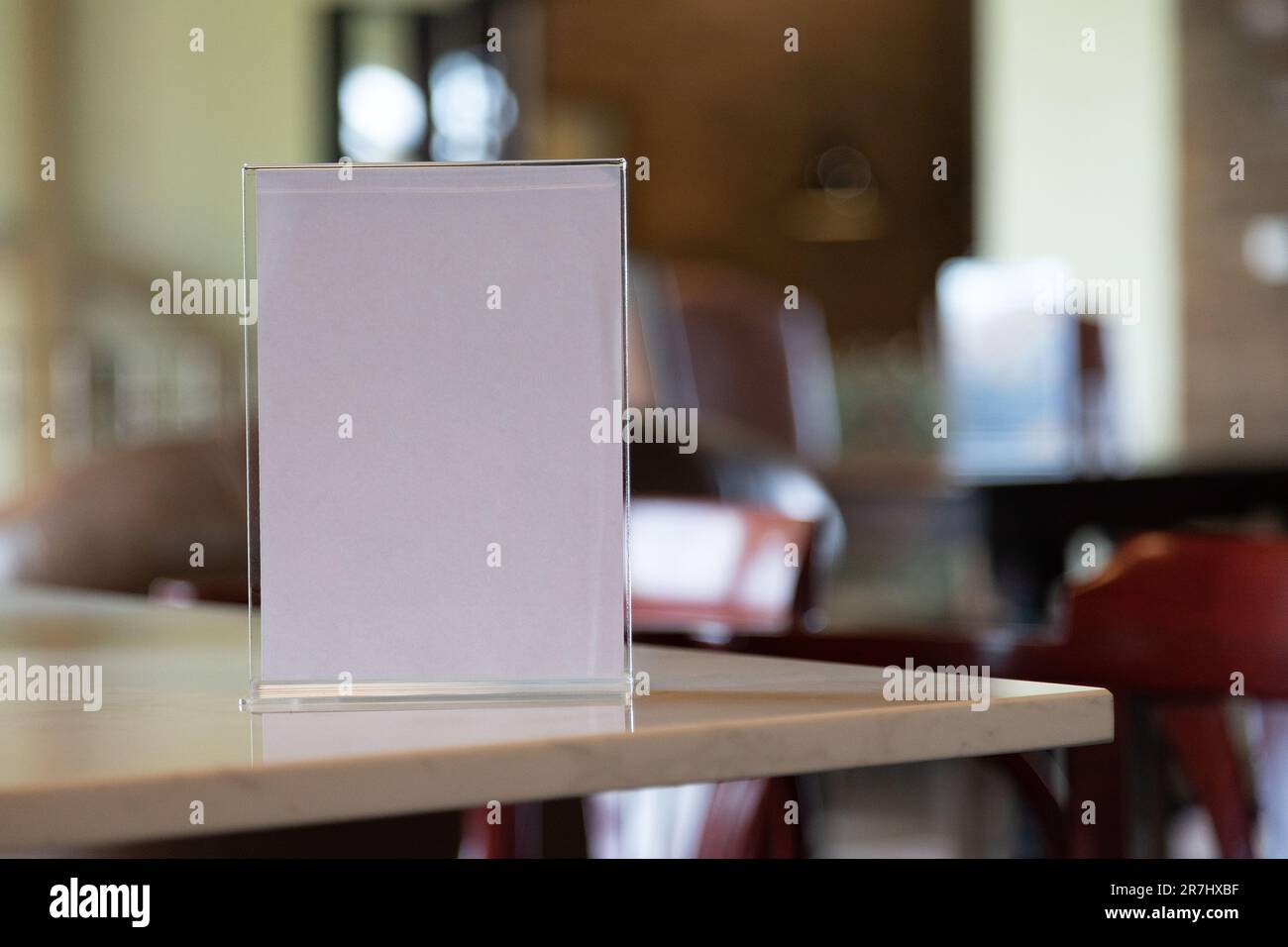 Stand-Modell Menürahmen Nahaufnahme-Zeltkarte weißer Rahmen verschwommener Hintergrund Design Schlüssel visuelles Layout Anzeigevorlage für Information Konzeptmodell Stockfoto