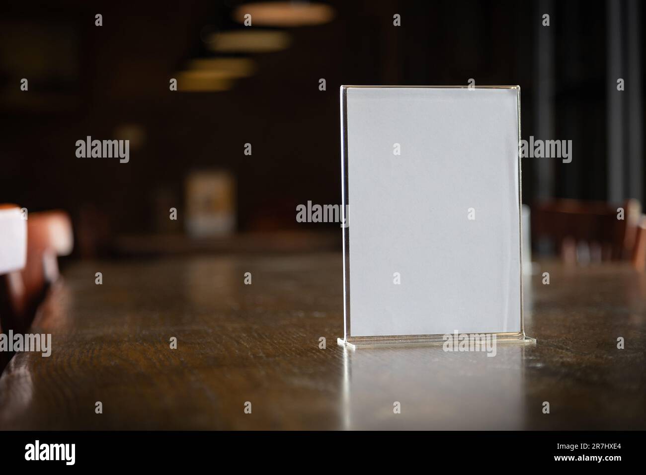 Stand-Modell Menürahmen Nahaufnahme-Zeltkarte weißer Rahmen verschwommener Hintergrund Design Schlüssel visuelles Layout Anzeigevorlage für Information Konzeptmodell Stockfoto