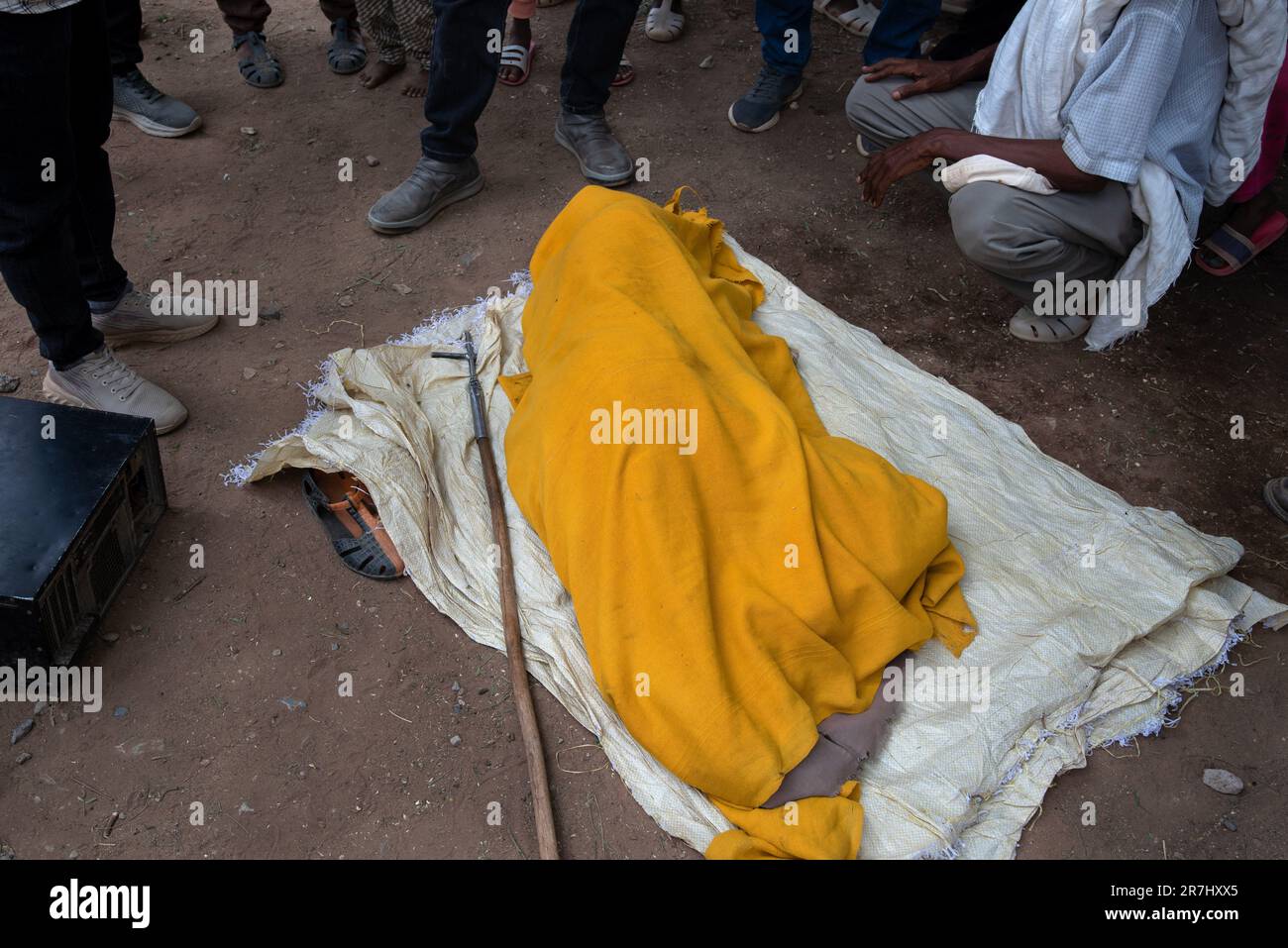 Eine 65-jährige Frau, die im Flüchtlingslager "TVET" in der Stadt Abiy Addi in Tigray an Hunger gestorben ist. Tigray, der blutigste Krieg des 21. Jahrhunderts, hat seit zwei Jahren mindestens 600.000 Tote hinterlassen, und jetzt verhungern Zivilisten weiter. Stockfoto