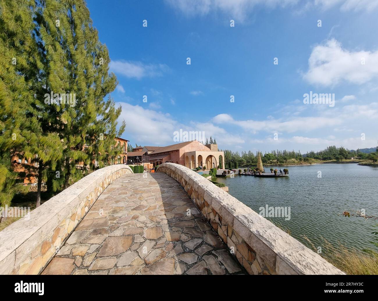 Steinbrücke über dem See mit blauem Himmel. Stockfoto