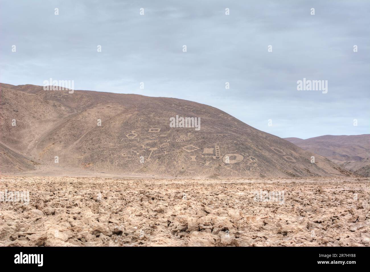 Hügel mit zahlreichen antiken Petroglyphen der antiken Tiwanaku (Geoglifos de Cerro Pintados) Kultur in Chile Stockfoto