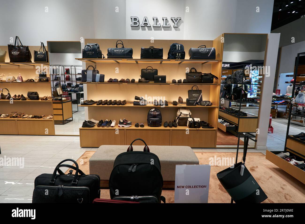 HO-CHI-MINH-STADT, VIETNAM - CA. MÄRZ 2023: Produkte von Bally werden im Geschäft in der Crescent Mall ausgestellt. Stockfoto