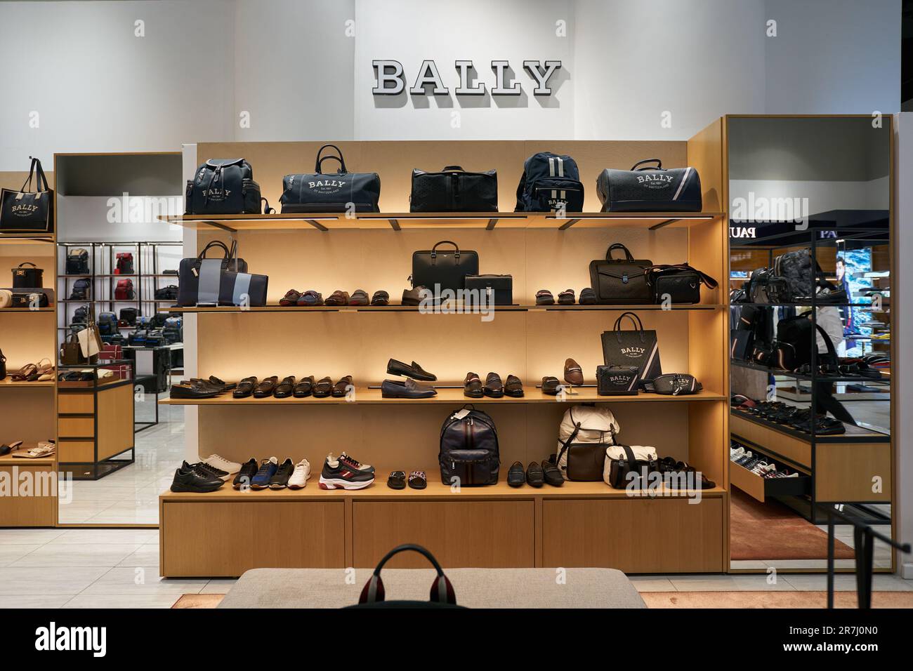 HO-CHI-MINH-STADT, VIETNAM - CA. MÄRZ 2023: Produkte von Bally werden im Geschäft in der Crescent Mall ausgestellt. Stockfoto