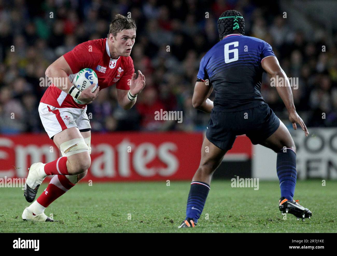 Wales Danny Lydiate wird vom französischen Thierry Dusautoir während des ersten Halbfinalspiels der Rugby-Weltmeisterschaft 2011, Eden Park, Auckland, Neuseeland, Samstag, 15. Oktober 2011. Stockfoto