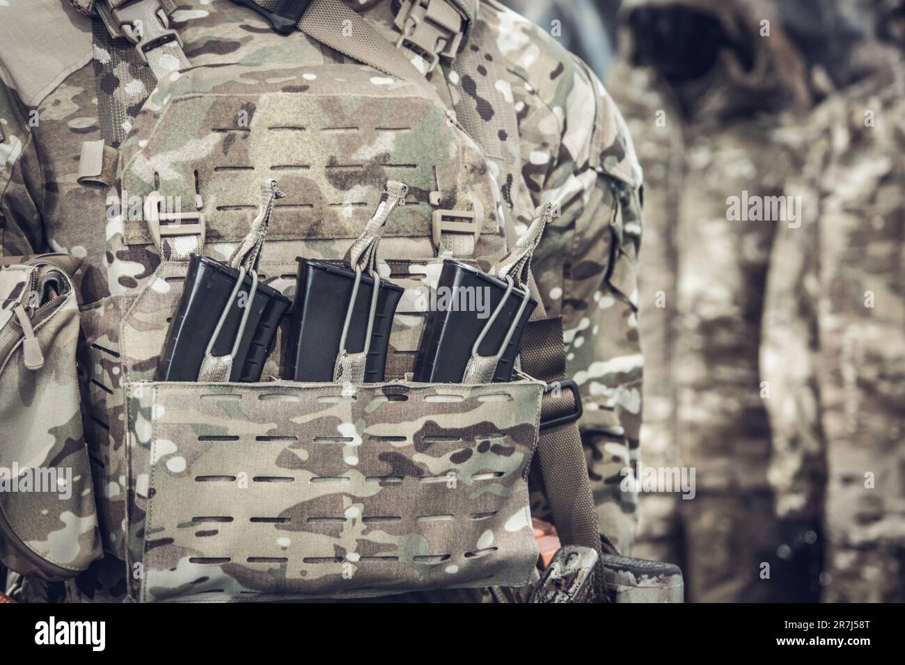 Militärische Ausrüstung eines Soldaten, Maschinengewehr auf dem Hintergrund einer Körperpanzerung Stockfoto