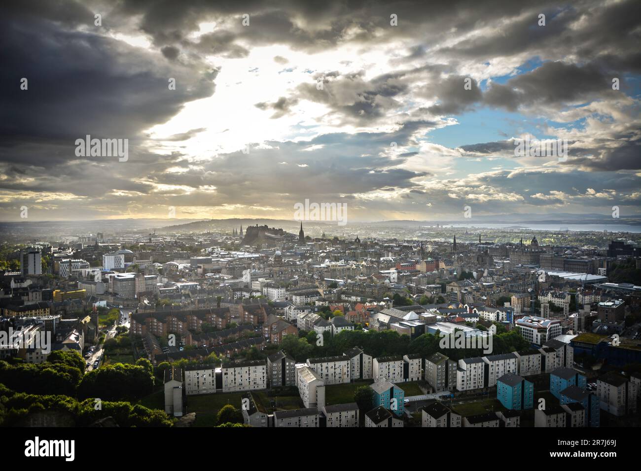 Edinburgh Stadtbild bei Sonnenuntergang - Blick von Salisbury Craigs im Hollyrood Park Stockfoto