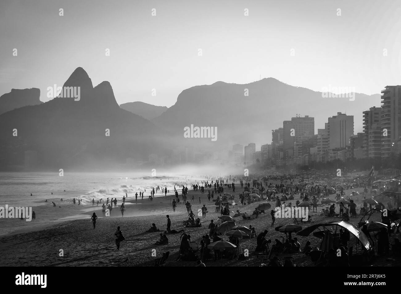 Ipanema Beach in Schwarz und Weiß - Rio de Janeiro, Brasilien Stockfoto
