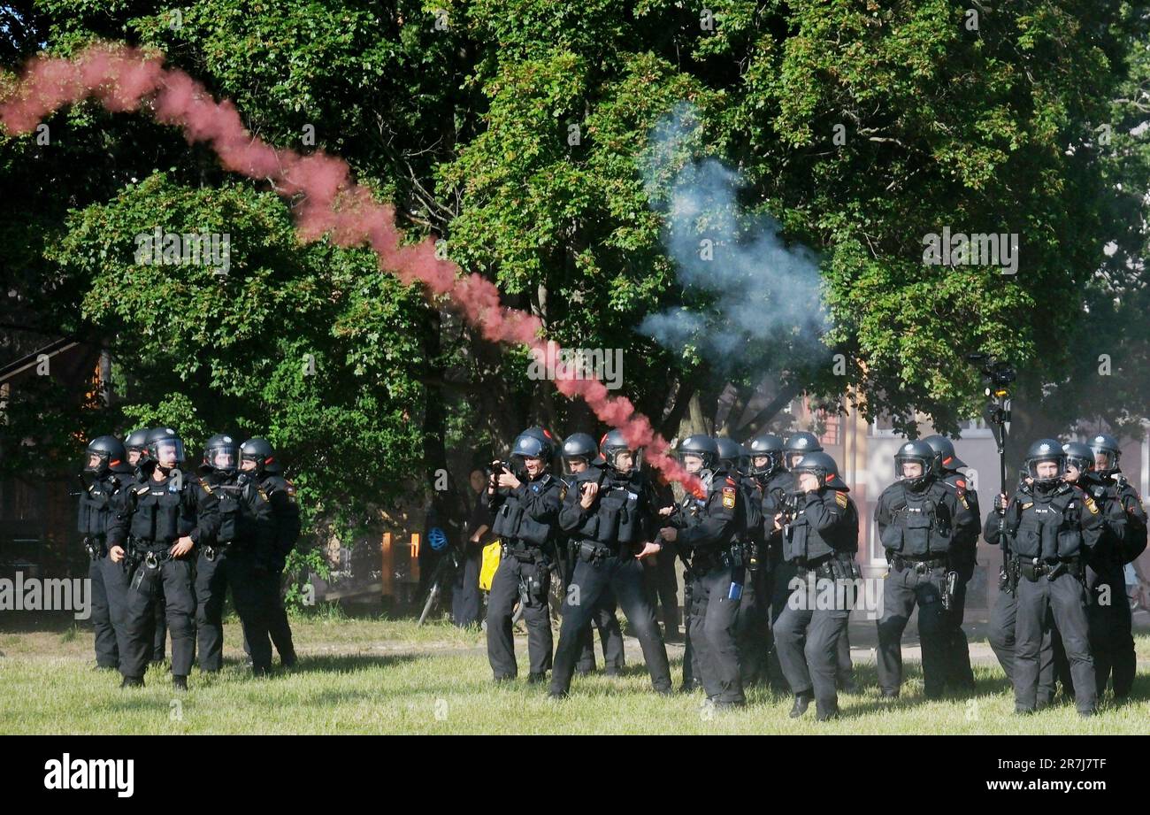 Leipzig, Deutschland. 03. Juni 2023. Polizeibeamte werden bei einer linken Demonstration mit pyrotechnischen Gegenständen konfrontiert. Am Samstag (03.06.2023) gab es in Leipzig Ausschreitungen zwischen Kapuzenleuten und der Polizei am sogenannten „Tag X“. Der Anlass war die Verkündung des Urteils im Gerichtsverfahren gegen einen Linksextremen. Kredit: Sebastian Willnow/dpa/Alamy Live News Stockfoto