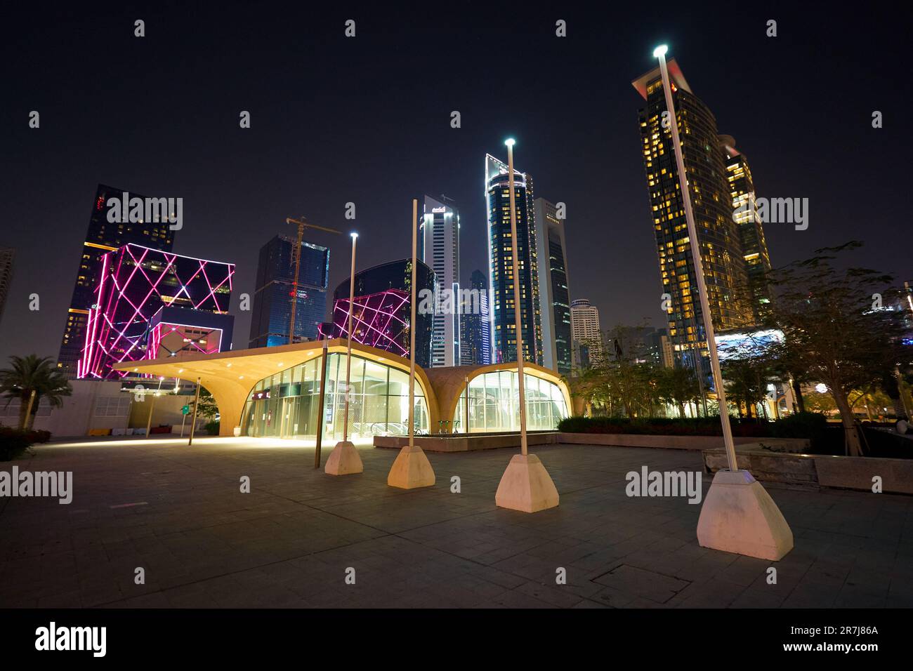 DOHA, KATAR - CA. MÄRZ 2023: Blick auf Doha auf Straßenebene. Stockfoto