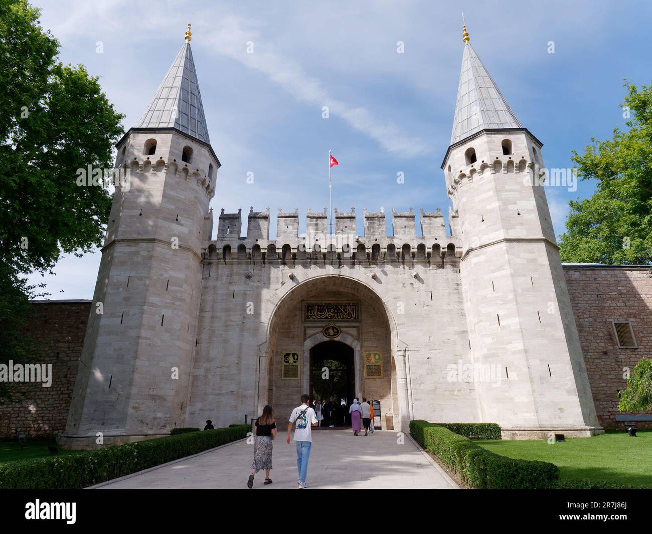 Das Tor der Anrede, das zweite Tor zum Topkapi-Palast, Istanbul, Türkei. Historischer Palastkomplex aus der osmanischen Ära Stockfoto