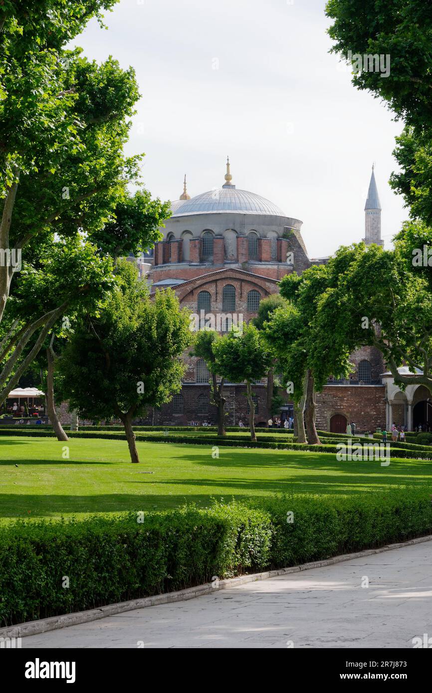Gärten im Topkapi Palace Komplex mit der Hagia Irene Kirche dahinter. Die älteste bekannte Kirche in Istanbul, Türkei Stockfoto