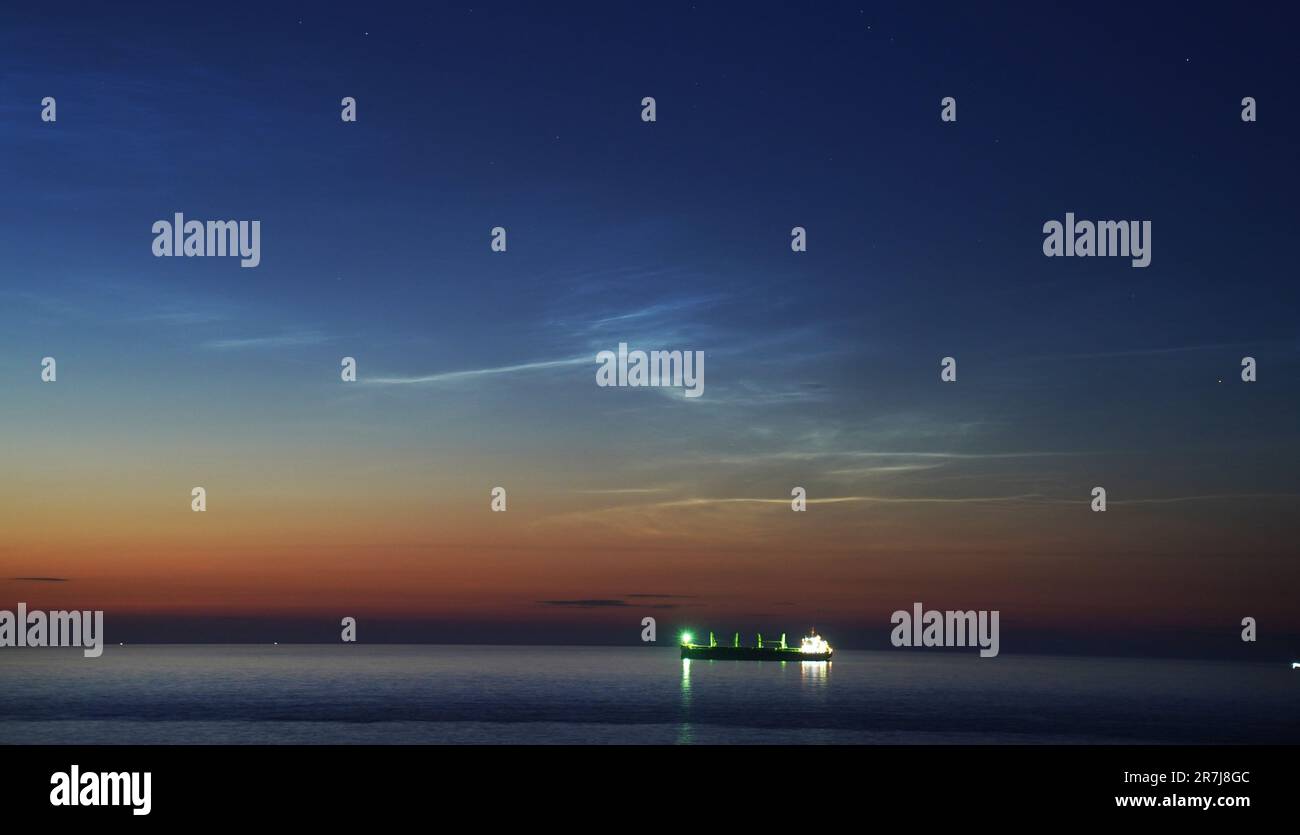 Zwischen 1,15 und 2 Uhr bilden sich im Tynemouth Priory in North Tyneside nächtliche Wolken. Nächtliche Wolken sind extrem selten sehr hohe Wolken, die am Nachthimmel zu sehen sind, in der Regel an klaren Sommernächten, Eine Stunde nach Sonnenuntergang und eine Stunde vor Sonnenaufgang, wenn die Sonne zwischen -6 und -10 Grad steht. Sie werden etwa zur gleichen Zeit wie die hellsten Sterne sichtbar und sind meist bläulich oder silberfarben. Foto: Freitag, 16. Juni 2023. Stockfoto