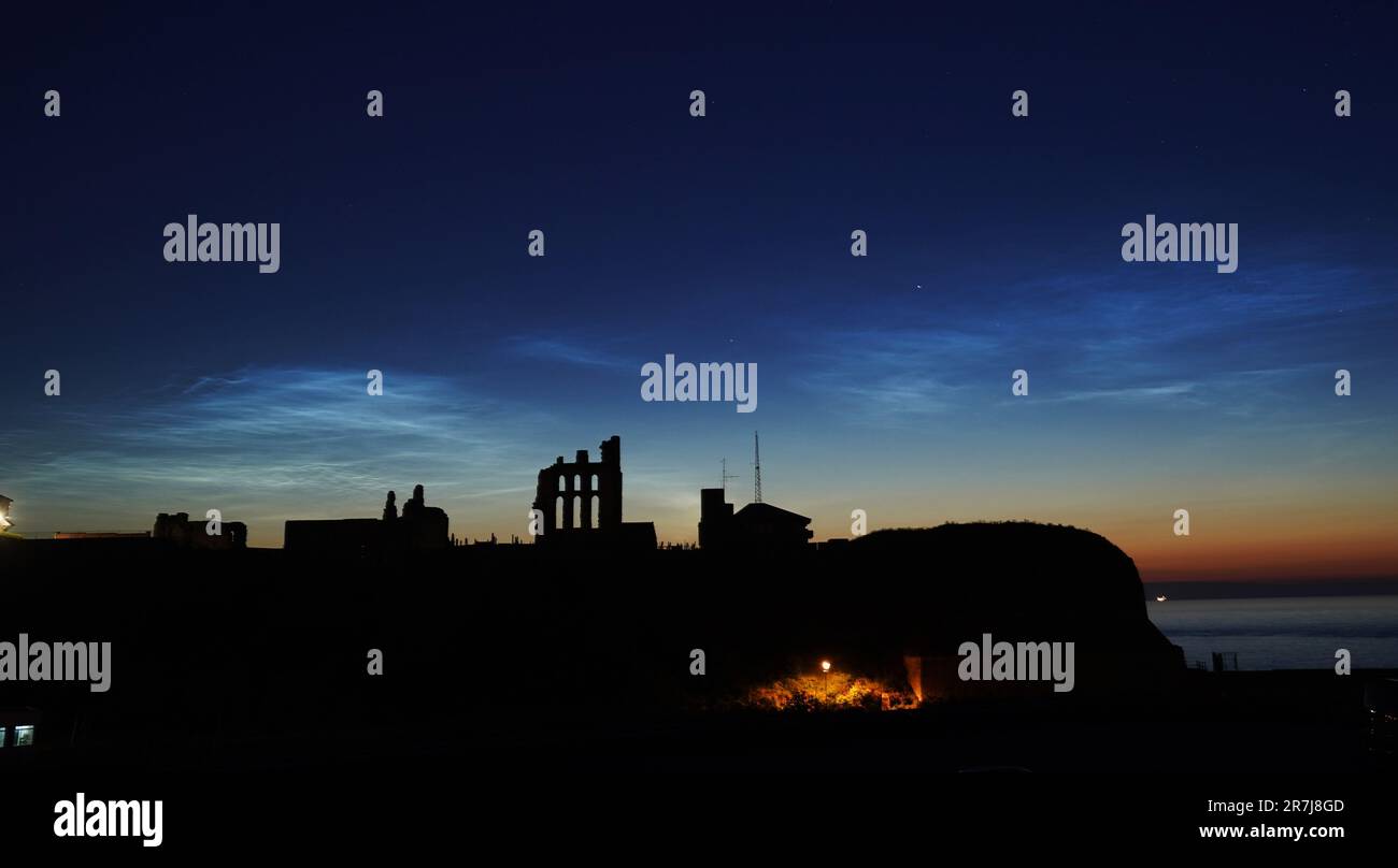 Zwischen 1,15 und 2 Uhr bilden sich im Tynemouth Priory in North Tyneside nächtliche Wolken. Nächtliche Wolken sind extrem selten sehr hohe Wolken, die am Nachthimmel zu sehen sind, in der Regel an klaren Sommernächten, Eine Stunde nach Sonnenuntergang und eine Stunde vor Sonnenaufgang, wenn die Sonne zwischen -6 und -10 Grad steht. Sie werden etwa zur gleichen Zeit wie die hellsten Sterne sichtbar und sind meist bläulich oder silberfarben. Foto: Freitag, 16. Juni 2023. Stockfoto