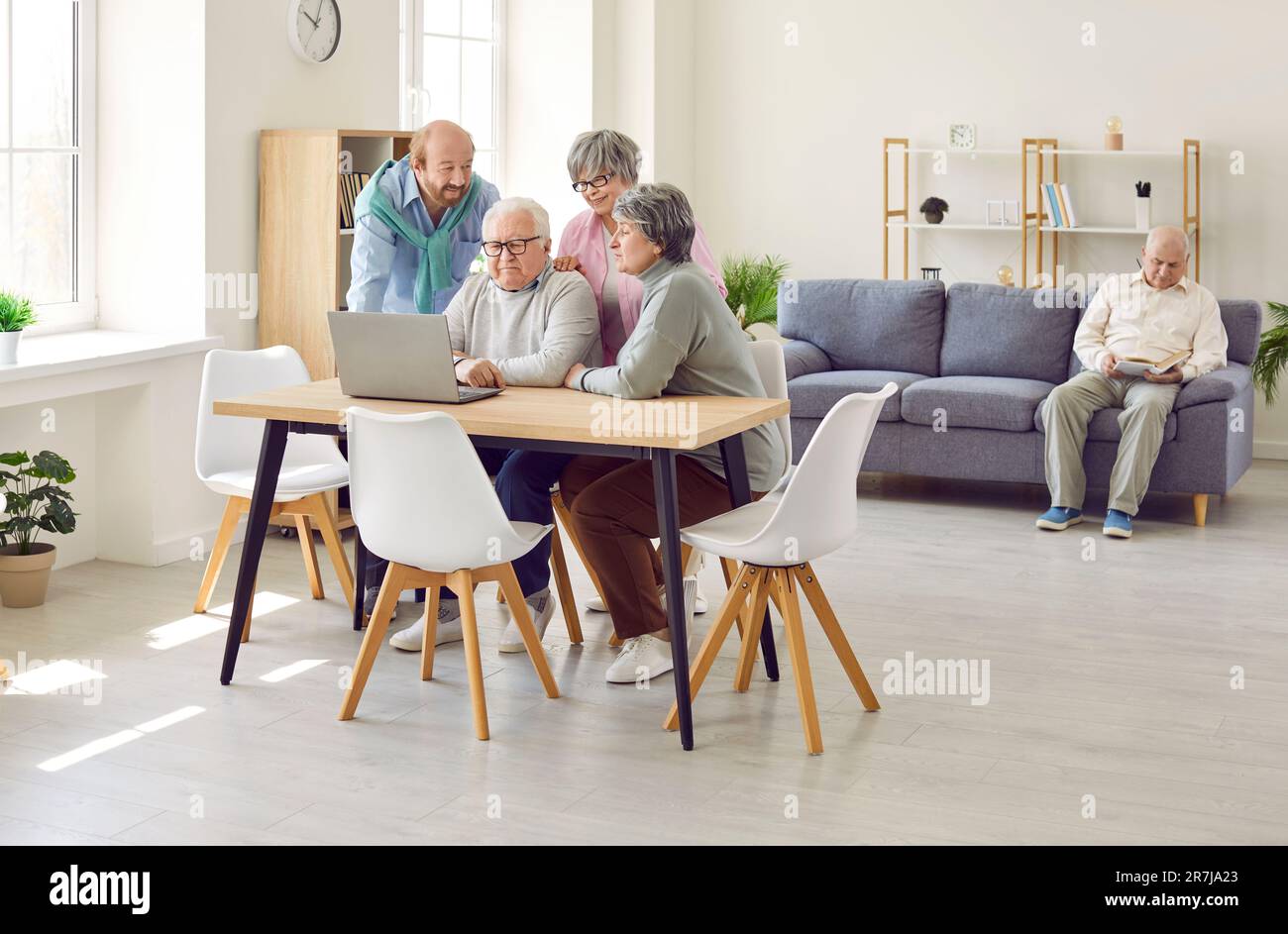 Senioren benutzen Computer im Altersheim. Eine Gruppe alter Männer und