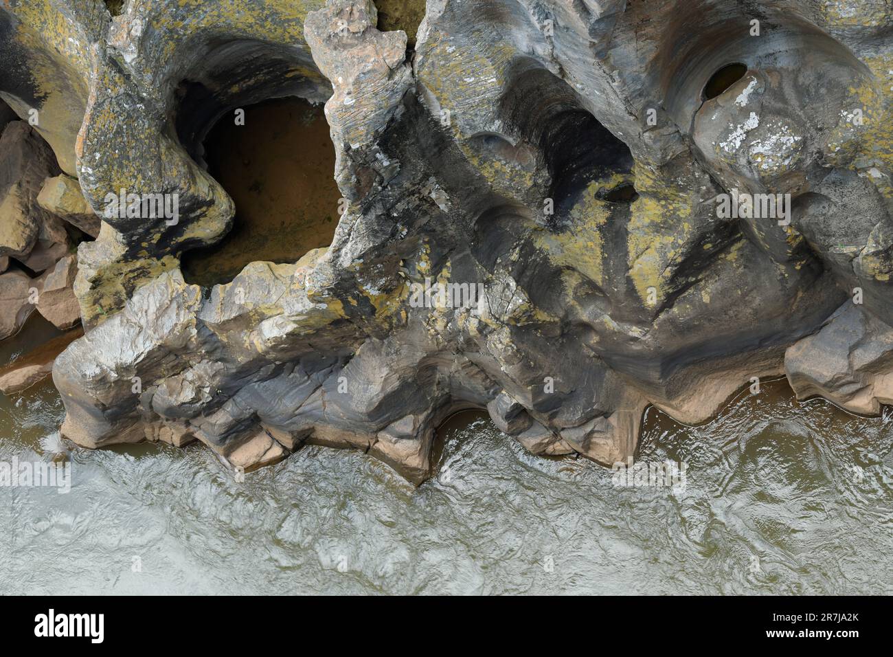 Wunderschöne minimalistische Landschaft, dramatische Schlaglochformationen des Blyde River Canyon, Bourkes Luck, Südafrika, Wassererosion, Naturgewalt Stockfoto