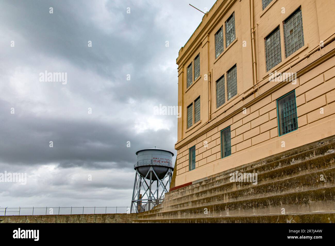 Foto des Hochsicherheits-Bundesgefängnisses Alcatraz, das sich auf einer Insel in der Mitte der San Francisco Bay, Kalifornien, USA befindet. Amerikanisches Konzept Stockfoto