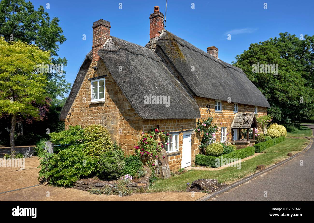 Reetgedeckte Hütte UK. Malerisches traditionelles Reetgedeckte Hütte außen in einer englischen ländlichen Umgebung. Wroxton St Mary Banbury Oxfordshire England Stockfoto