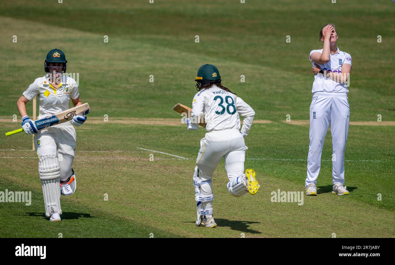 Australien A Batters Charli Knott und Maitlan Brown nehmen eine schnelle Single, während der englische Bowler Lauren Filer in einem 3-tägigen Aufwärmspiel vor dem reagiert Stockfoto