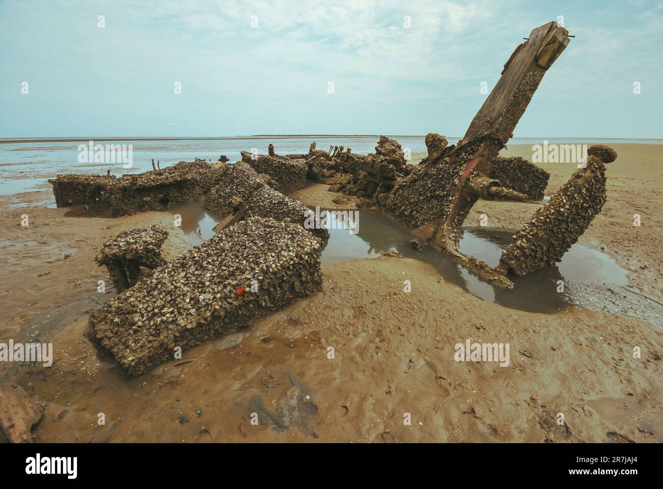 Die Überreste einer Segeldau auf der Insel Inhaca Mosambik bei Ebbe. Stockfoto