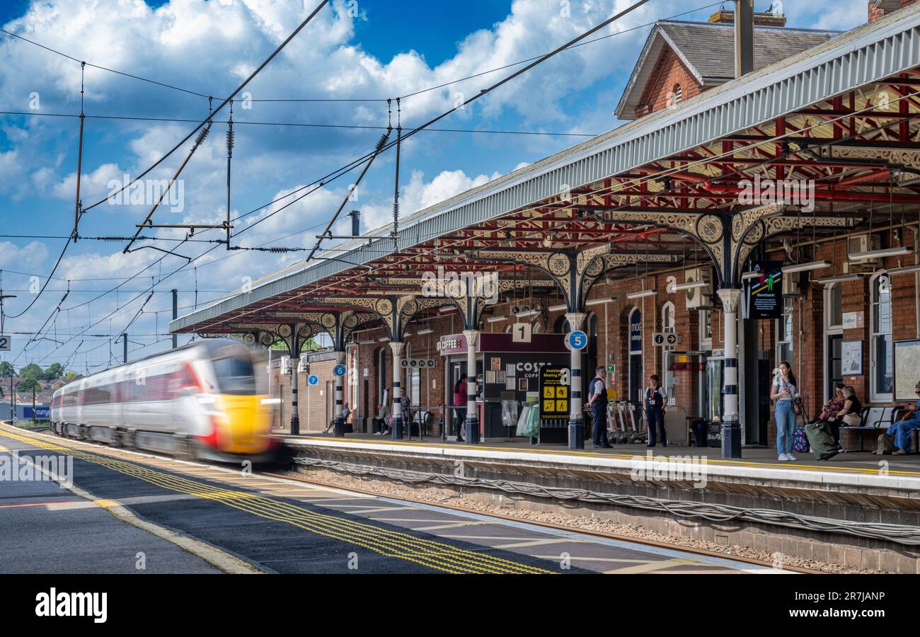 Bahnhof, Grantham, Lincolnshire, Großbritannien – Ein Zug der London North Eastern Railway (LNER) Azuma fährt mit hoher Geschwindigkeit durch den Bahnhof, ohne anzuhalten Stockfoto