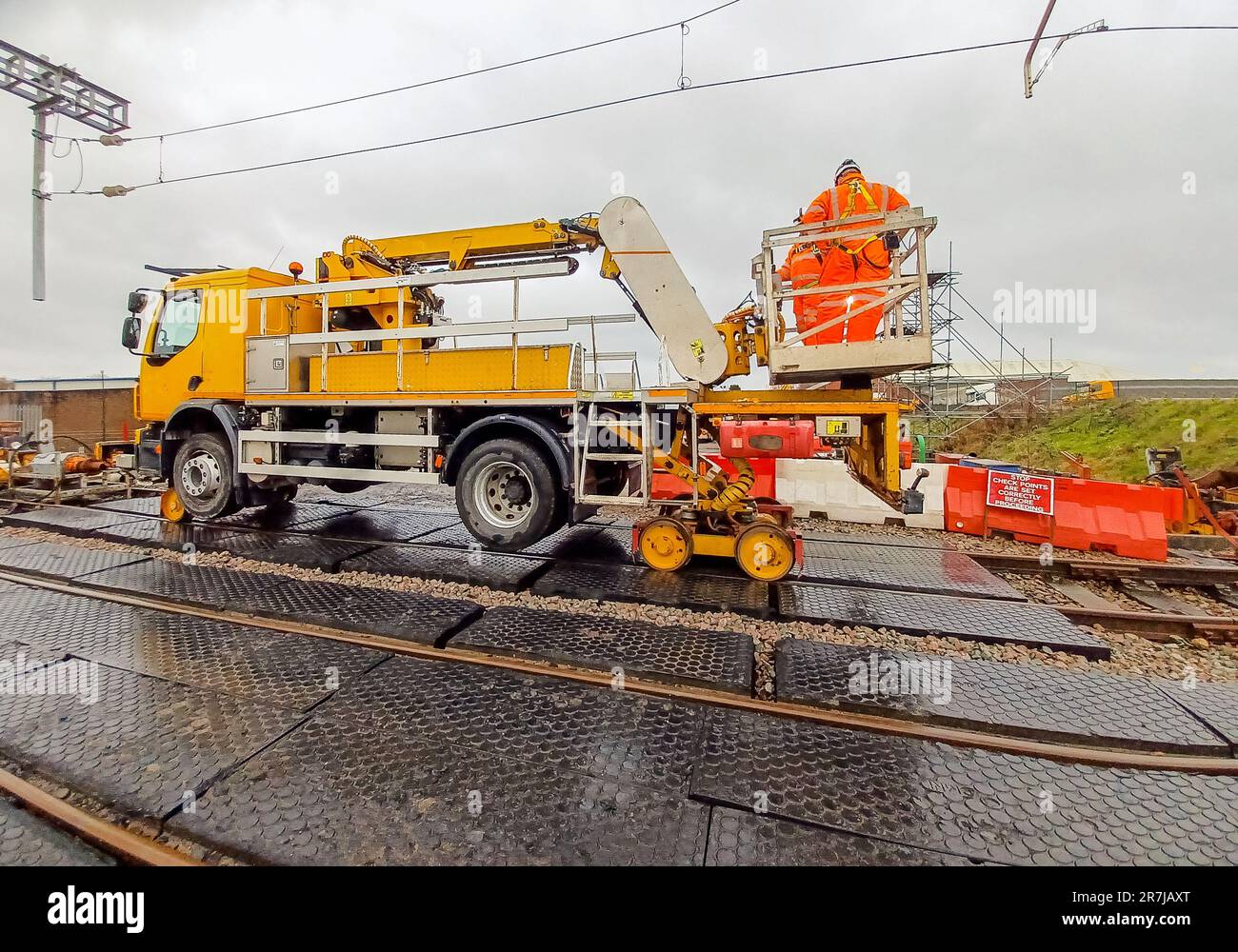 Ein Maschinenbaufahrzeug, das auf den Schienen für den Personen- und Güterverkehr eingesetzt wird und Ingenieuren Zugang zu Arbeiten an der Eisenbahninfrastruktur bietet Stockfoto