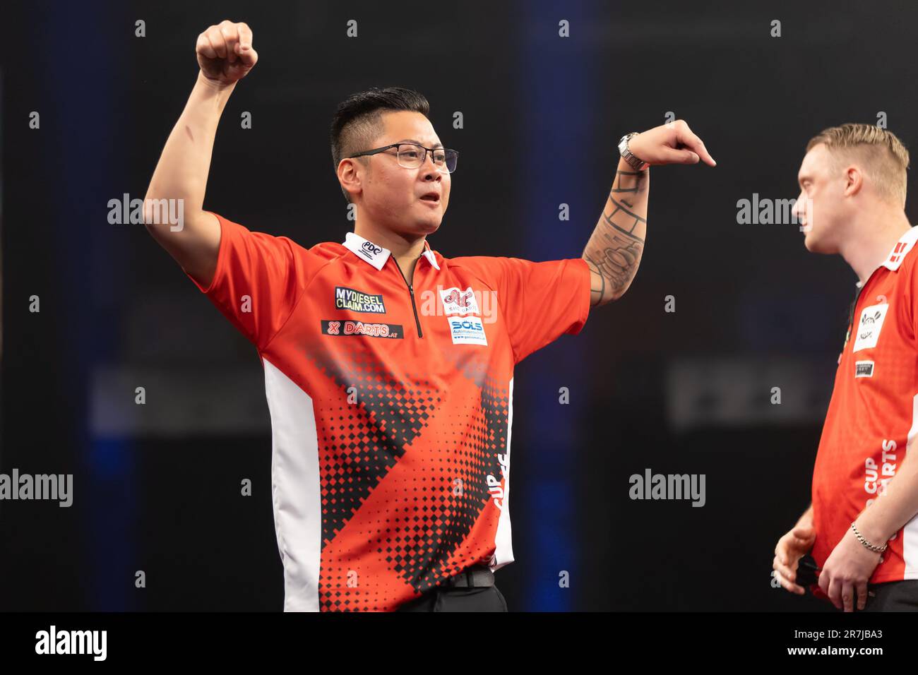 15. Juni 2023, Hessen, Frankfurt/Main: Dart: World Team Championship, Group Stage, Group Stage Matches. Rowby-John Rodriguez (l) aus Österreich reagiert während des Spiels gegen Dänemark. Foto: Jürgen Kessler/dpa Stockfoto