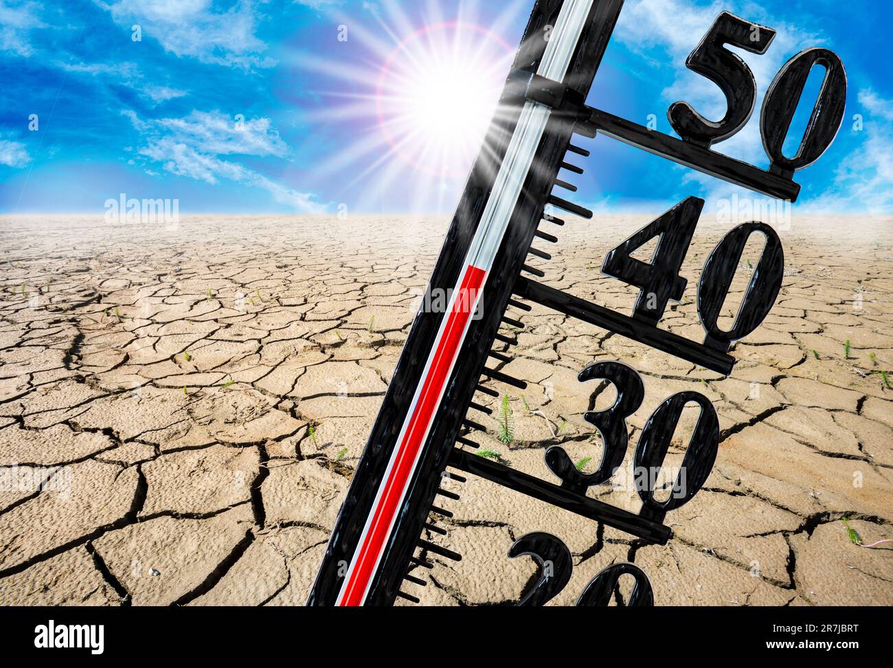 Das Thermometer zeigt hohe Temperaturen in der Sommerhitze mit Trockenheit und Wassermangel im Feld an Stockfoto