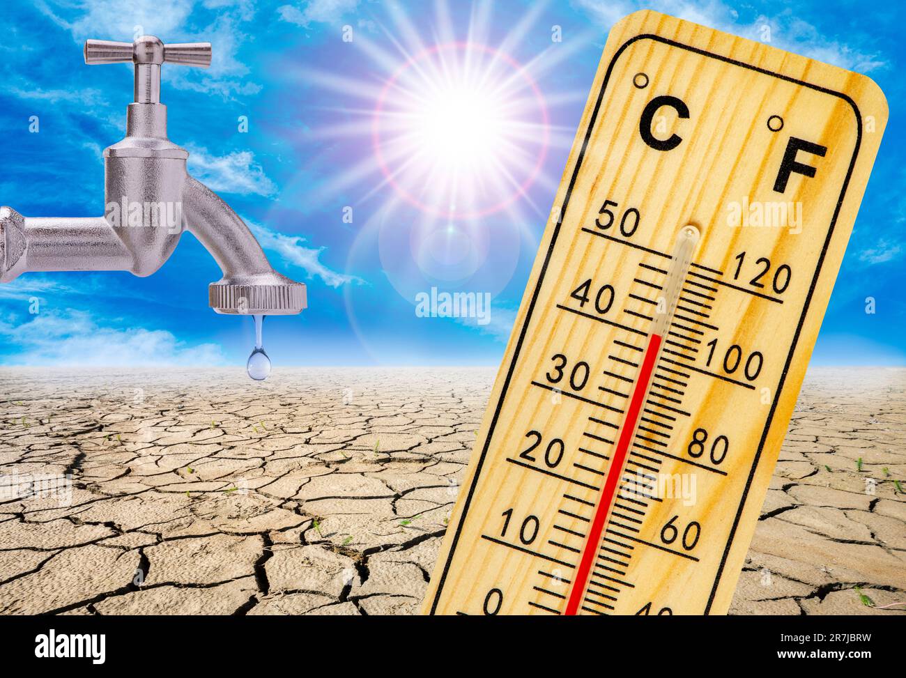Das Thermometer zeigt hohe Temperaturen in der Sommerhitze mit Trockenheit und Wassermangel im Feld an Stockfoto