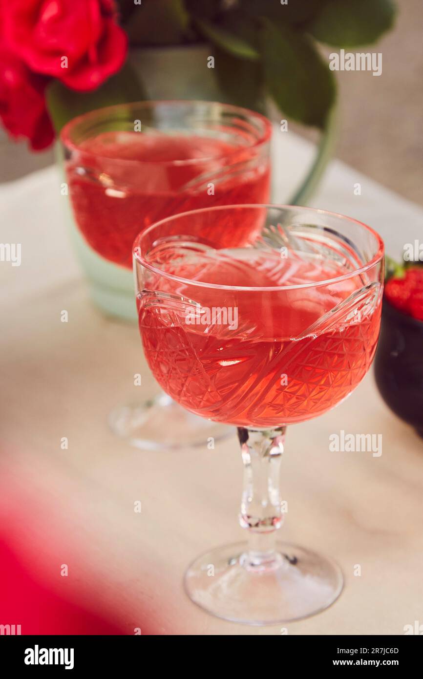 Glasur mit rotem Erdbeerwein im Freien. Romantischer, kostbarer Moment, genießen Sie das kleine Momente Konzept. Stockfoto