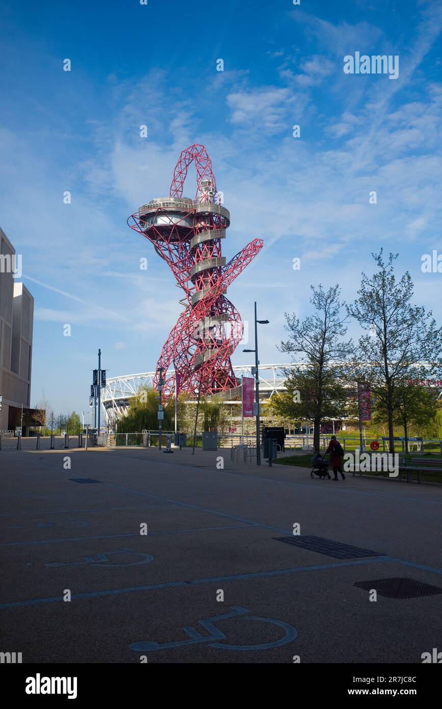 Der ArcelorMittal Orbit Sculultpure und der Fußballplatz West Ham United in Stratford, London Stockfoto