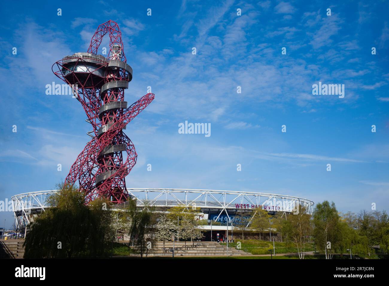 Der ArcelorMittal Orbit Sculultpure und der Fußballplatz West Ham United in Stratford, London Stockfoto